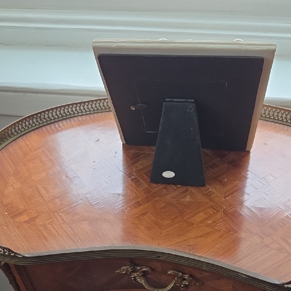 Elegant Cream and Gold Photo Frame - Picture 6 of 9